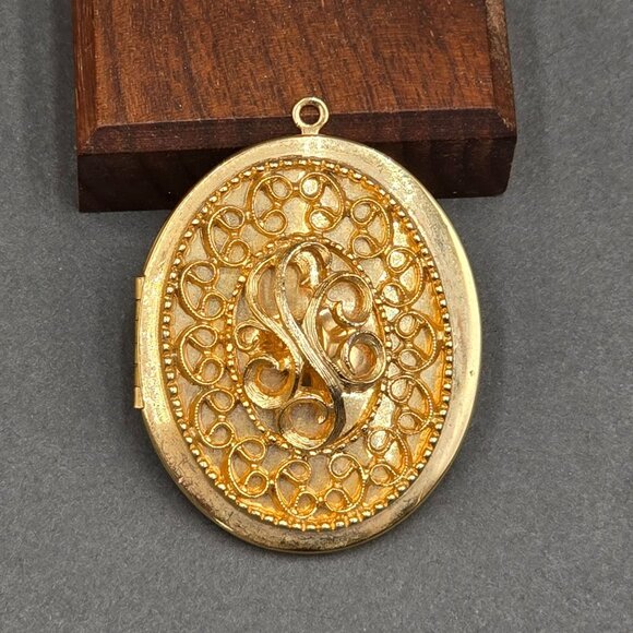 Vintage Gold Tone Filigree Oval Locket Pendant 2" Statement Boho Jewelry - Picture 2 of 5